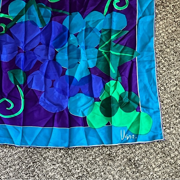Vera Vibrant Blue and Green grape design Wrap with Elegant Design - Picture 3 of 8